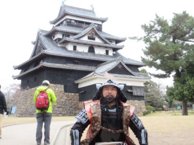 Matsue Castle with samurai, Shimane | Japan City Tour | Travel agency in Tokyo Matsue Castle with a man dressed as a samurai in front, Shimane, Japan