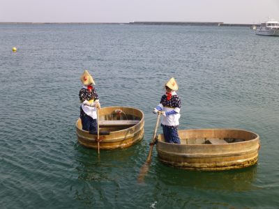 taraibune sado | Japan City Tour | Travel agency in Tokyo Taraibune tub boat in Sado Island, Japan. They are used to collect seaweed and tourists can take a ride.