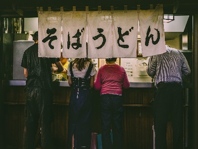 standing noodle bar | Japan City Tour | Travel agency in Tokyo A standing noodle bar in Tokyo, which promotes super solo culture in Japan