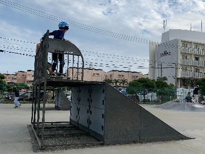 sunabe skate park | Japan City Tour | Travel agency in Tokyo Kids using skateboard in Sunabe skate park, Okinawa, Japan